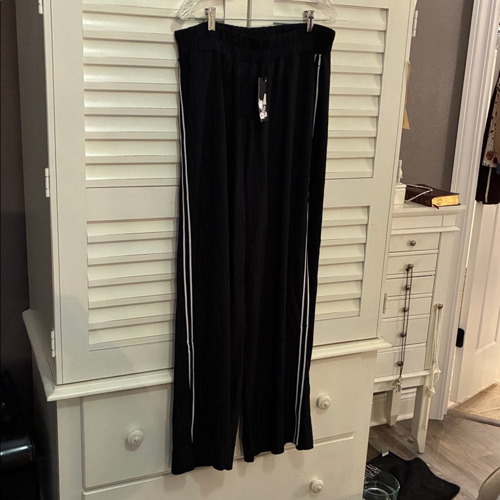Chic Black ladies pants, inseam is 29.5. High waisted. Splits on the side.
